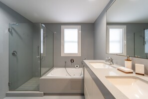 Badewanne, Whirlpool, Haartrockner, HandtĂŒcher