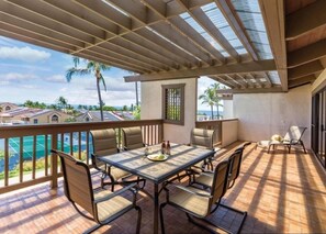 Outdoor dining - Bright & Sunny 1BR Condo with Hot Tub (Kailua-Kona)