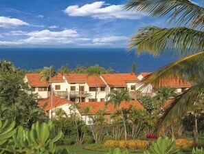 Exterior - Kona Coast Captivating 3BR Condo w Basketball Hoop and Pool (Kailua-Kona)