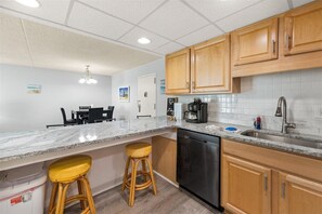 Fridge, microwave, oven, stovetop - ⭐️Quay 2005 Amazing Bay/Ocean Views In/Outdoor Pools⭐️ (Ocean City)