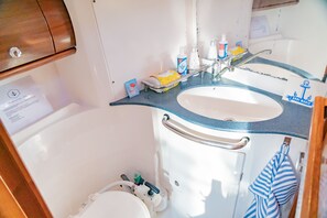 Doccia, asciugacapelli, sapone, carta igienica