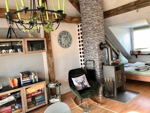 1 sovrum, skrivbord, strykjärn/strykbräda och resesäng