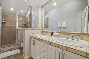 Een douche, een haardroger, handdoeken