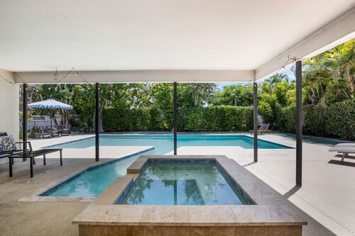 Amazing heated pool & spa just minutes from Anna Maria Island