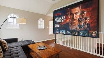 Una televisión, una chimenea, una oficina