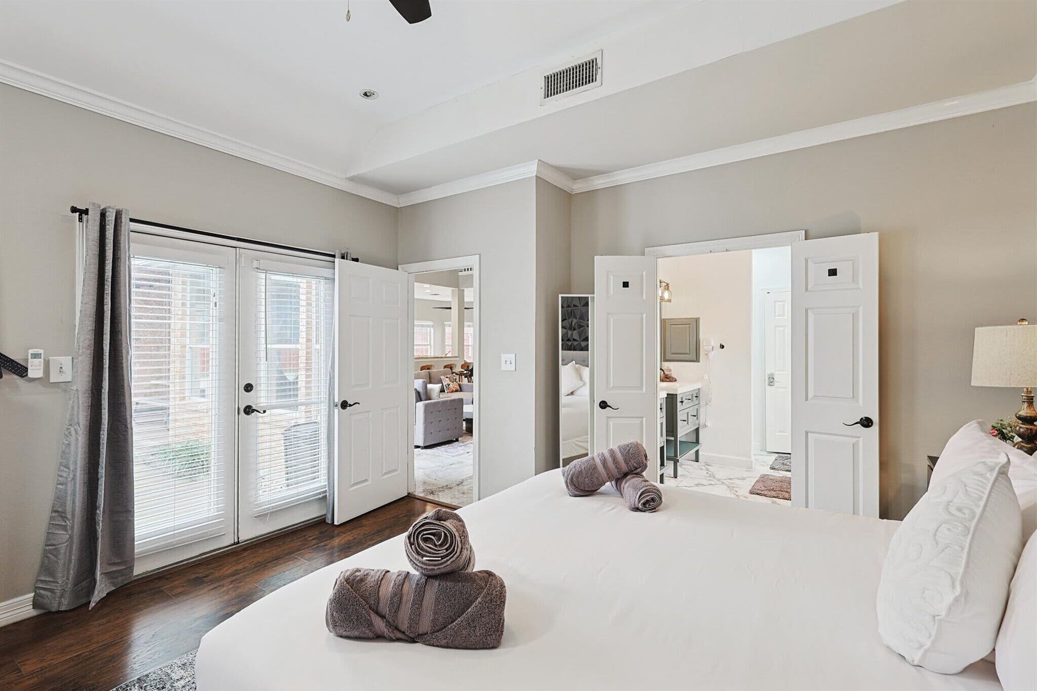 5 bedrooms, desk, iron/ironing board, WiFi