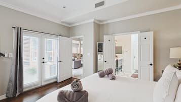 5 bedrooms, desk, iron/ironing board, WiFi