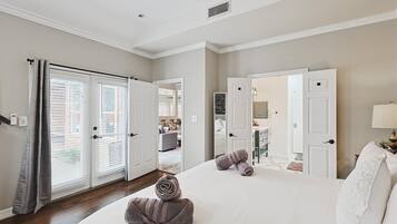 5 bedrooms, desk, iron/ironing board, WiFi