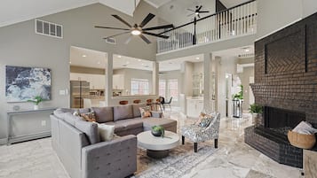 Una televisión, una chimenea, una oficina