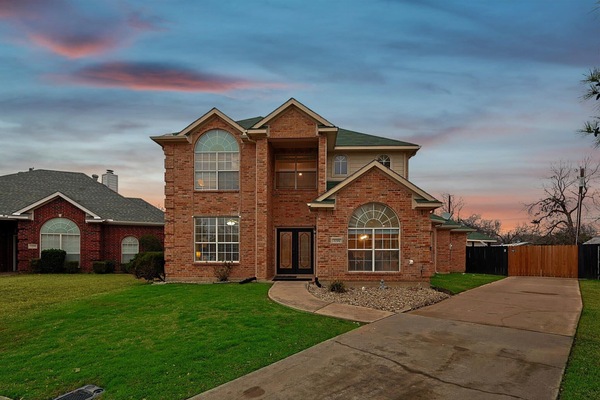 Warm & Inviting Family Home with a Spacious Driveway and Yard – Perfect for a Relaxing Stay