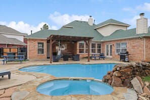 Pool - Immaculate 5BR/2.5B vila with Pool and cinema (Irving)
