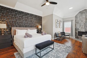 5 bedrooms, desk, iron/ironing board, WiFi