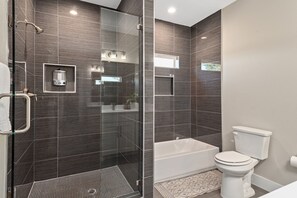 Combined shower/tub, jetted tub, towels, soap