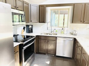 Réfrigérateur, four à micro-ondes, un four, surface de cuisson