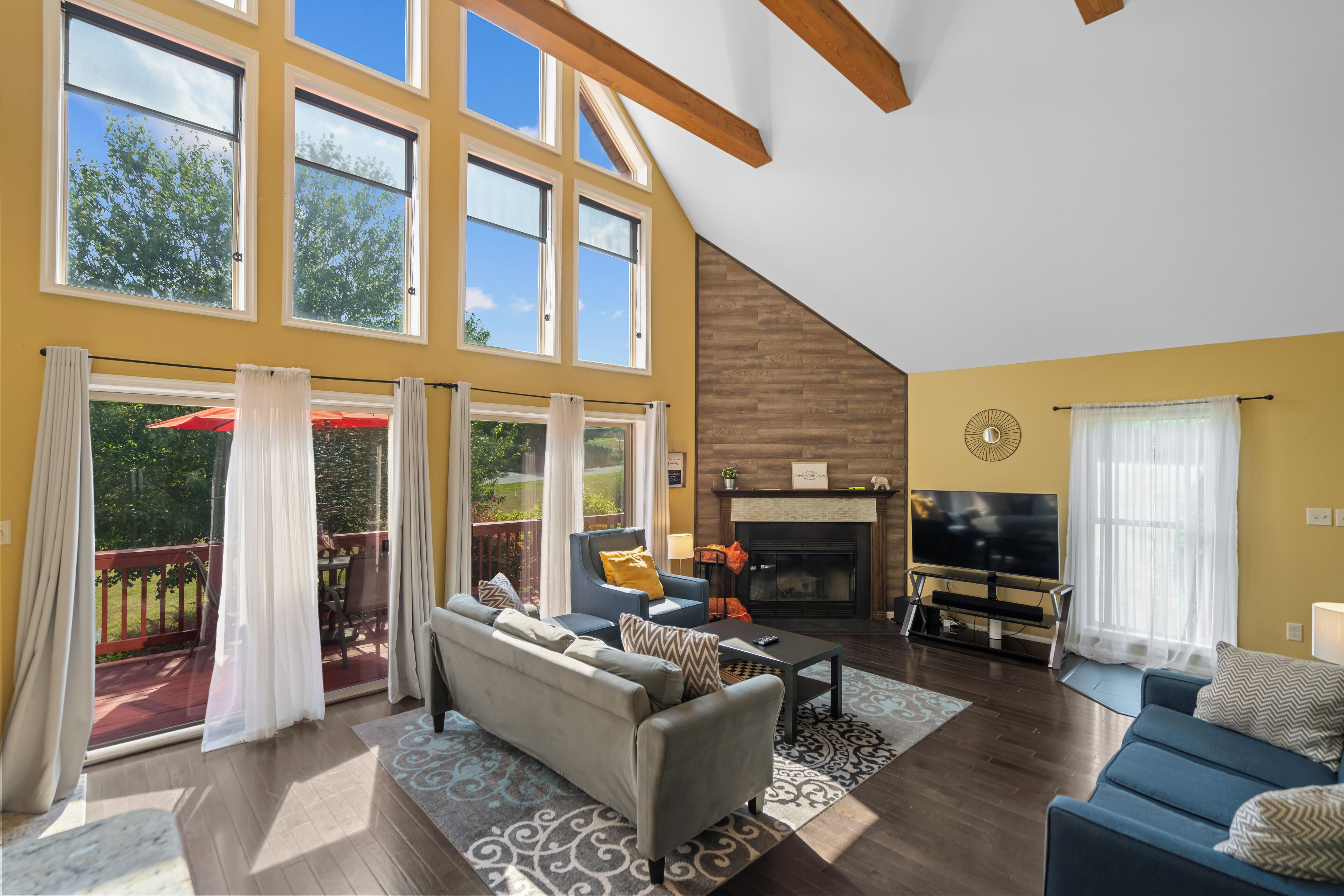 Smart TV, fireplace