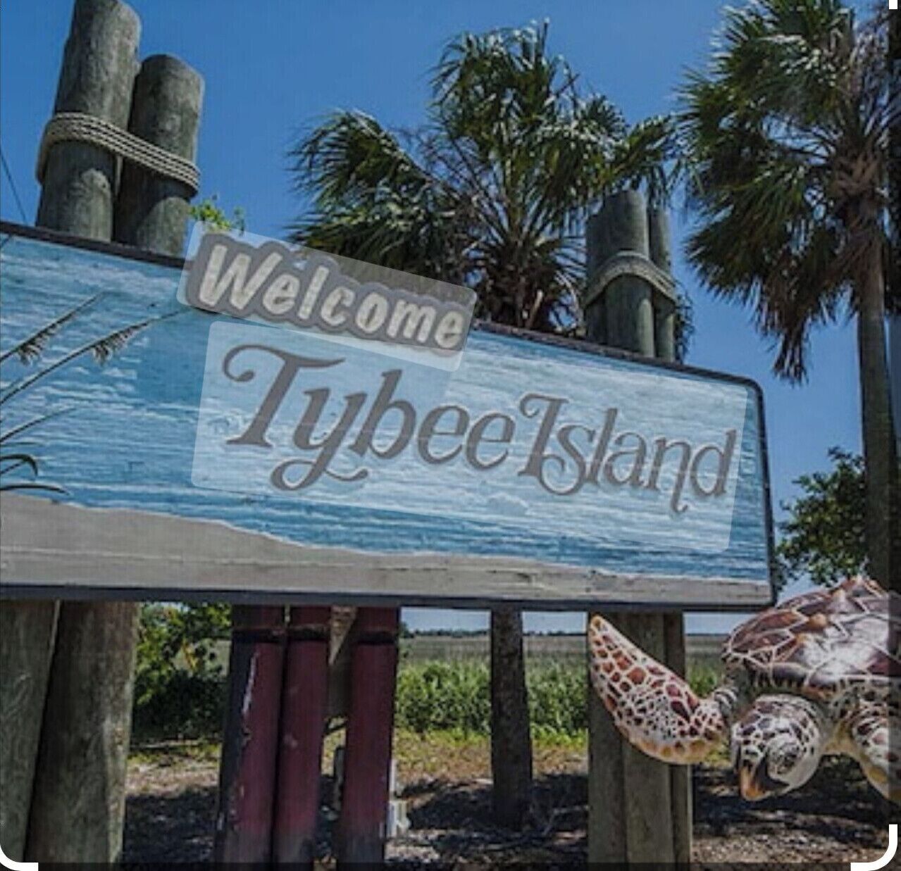 Een houten bord met de tekst 'Welcome Tybee Island' en een afbeelding van een schildpad.
