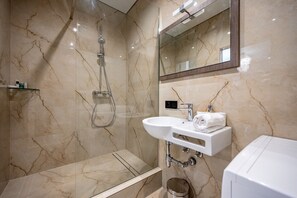 Douche, séchoir à cheveux, bidet, serviettes fournies