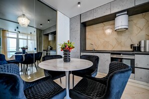 Kjøleskap, ovn, oppvaskmaskin og kaffetrakter/tekoker