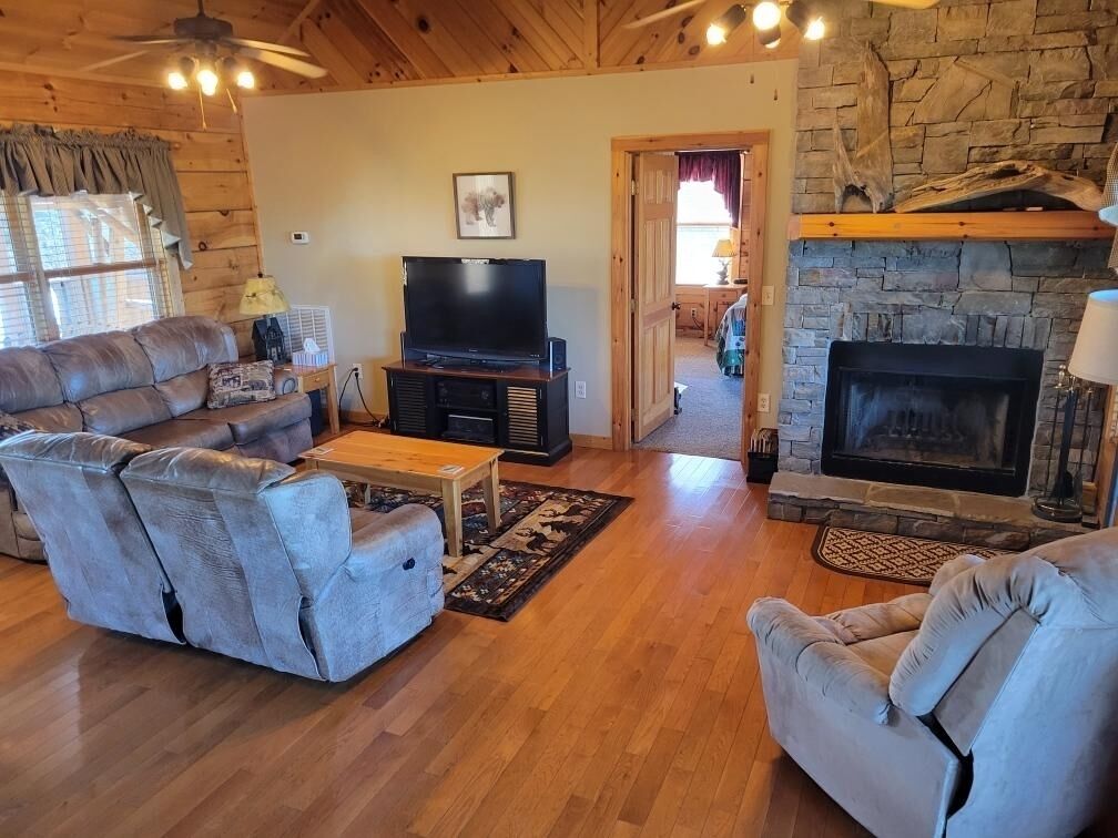 Smart TV, fireplace, ping pong