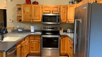 Frigorífico, microondas, horno y placa de cocina