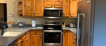 4 Bed, 4 Bath, Lake Cabin w/ Hot Tub Near Dollywood, Pigeon Forge & Smoky Mnts