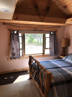 2 slaapkamers, reisbedje, beddengoed