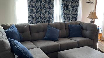 Télévision, lecteur de DVD, table de tennis de table