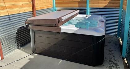 ❤Hot tub & Fully Fenced❤ Modern 70s Vibe+Firepit+Hammocks❤