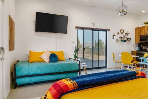 ❤Hot tub & Fully Fenced❤ Modern 70s Vibe+Firepit+Hammocks❤