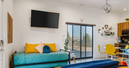 ❤Hot tub & Fully Fenced❤ Modern 70s Vibe+Firepit+Hammocks❤