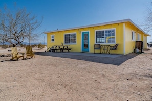 Outdoor dining - Stargazing Retreat - 2 Acres/Outdoor Tub/Hammocks (Joshua Tree)