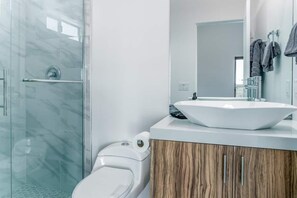 Ensemble douche/baignoire, serviettes fournies, papier toilette