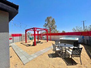 Terrace/patio - ❤Hot Tub + Close to Downtown JT ❤ Fully Fenced + Firepit Mini❤ (Joshua Tree)