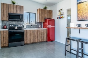 Fridge, microwave, oven, stovetop - ❤Hot Tub + Close to Downtown JT ❤ Fully Fenced + Firepit Mini❤ (Joshua Tree)