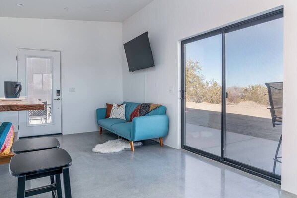 Smart TV, Netflix, streaming services - ❤Hot Tub + Close to Downtown JT ❤ Fully Fenced + Firepit Mini❤ (Joshua Tree)