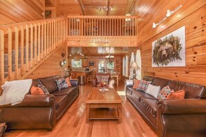 Smart TV, fireplace, video games, DVD player - ❤Family Friendly❤3 Min to Parkway❤Gameroom, Hot Tub, Theater❤ (Pigeon Forge)