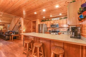 Fridge, microwave, oven, stovetop - ❤Family Friendly❤3 Min to Parkway❤Gameroom, Hot Tub, Theater❤ (Pigeon Forge)