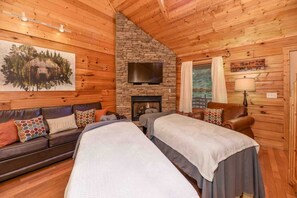 5 bedrooms, in-room safe, desk, iron/ironing board - ❤Family Friendly❤3 Min to Parkway❤Gameroom, Hot Tub, Theater❤ (Pigeon Forge)