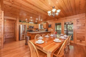 Dining - ❤Family Friendly❤3 Min to Parkway❤Gameroom, Hot Tub, Theater❤ (Pigeon Forge)