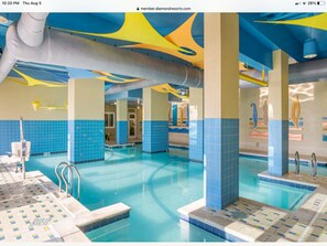 Una piscina techada, una piscina al aire libre