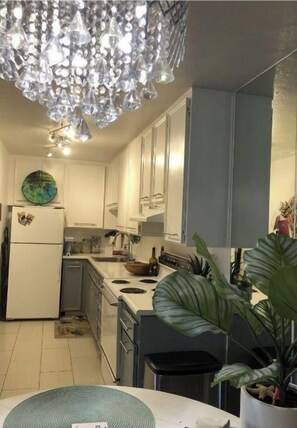 Kjøleskap, mikrobølgeovn, ovn og kokeplater