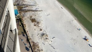 Ein Hotel mit hohen Etagen und Blick auf einen Strand.