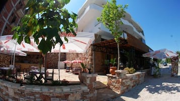 Tempat makan outdoor
