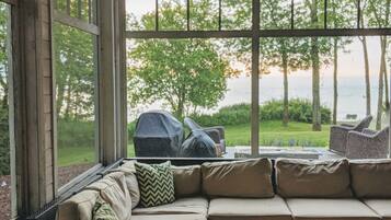 智能电视、壁炉、桌上足球、书