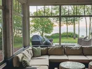 Smart TV, chimenea, futbolito y libros