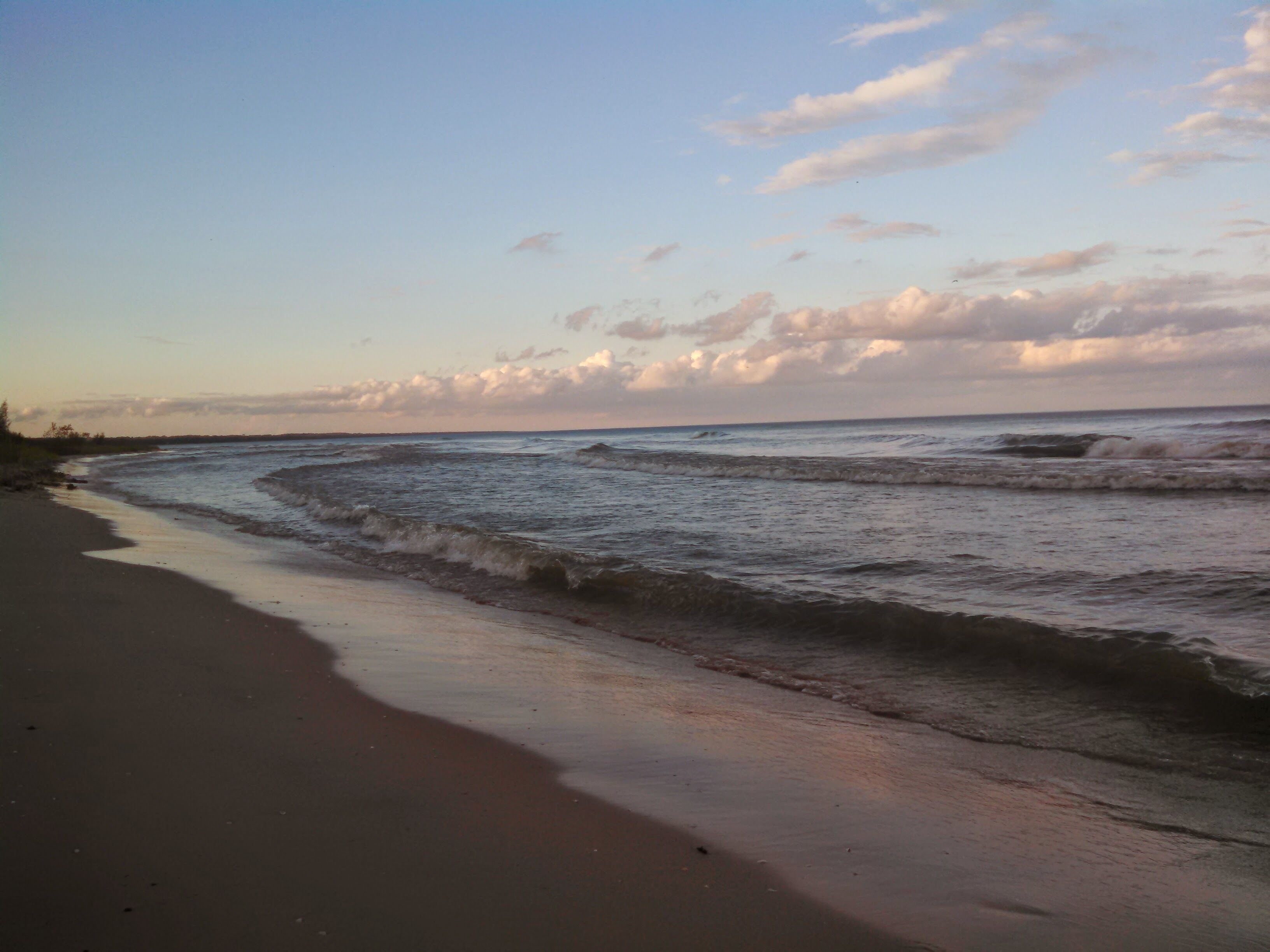 在海滩、沙滩椅、沙滩毛巾