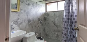 Dusche, Handtücher, Seife, Toilettenpapier