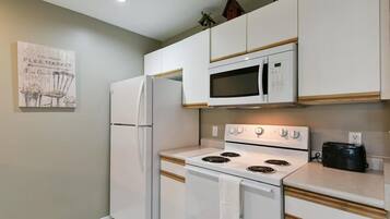 Geladeira, micro-ondas, fogão, cooktop