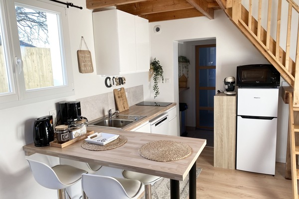 Wasserkocher mit Kaffee-/Teezubehör, Kühlschrank, Mikrowelle, Herdplatte