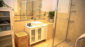 Shower, jetted bath, hair dryer, towels - THE OUTTA TOWNER : Bright (Bright)